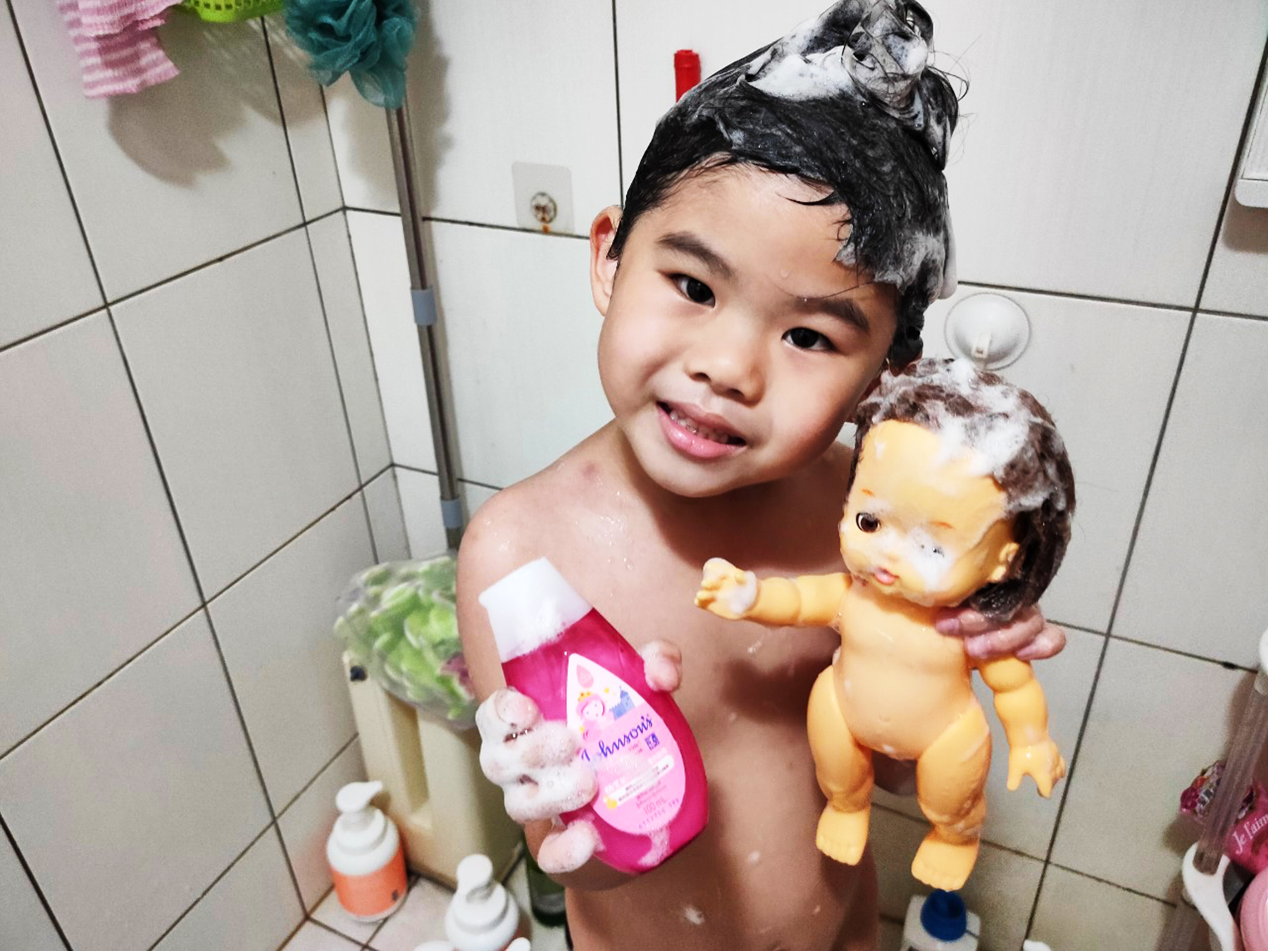 嬌生嬰兒活力亮澤洗髮露-小西瓜跟洗澡小夥伴一起享受香氛洗髮
