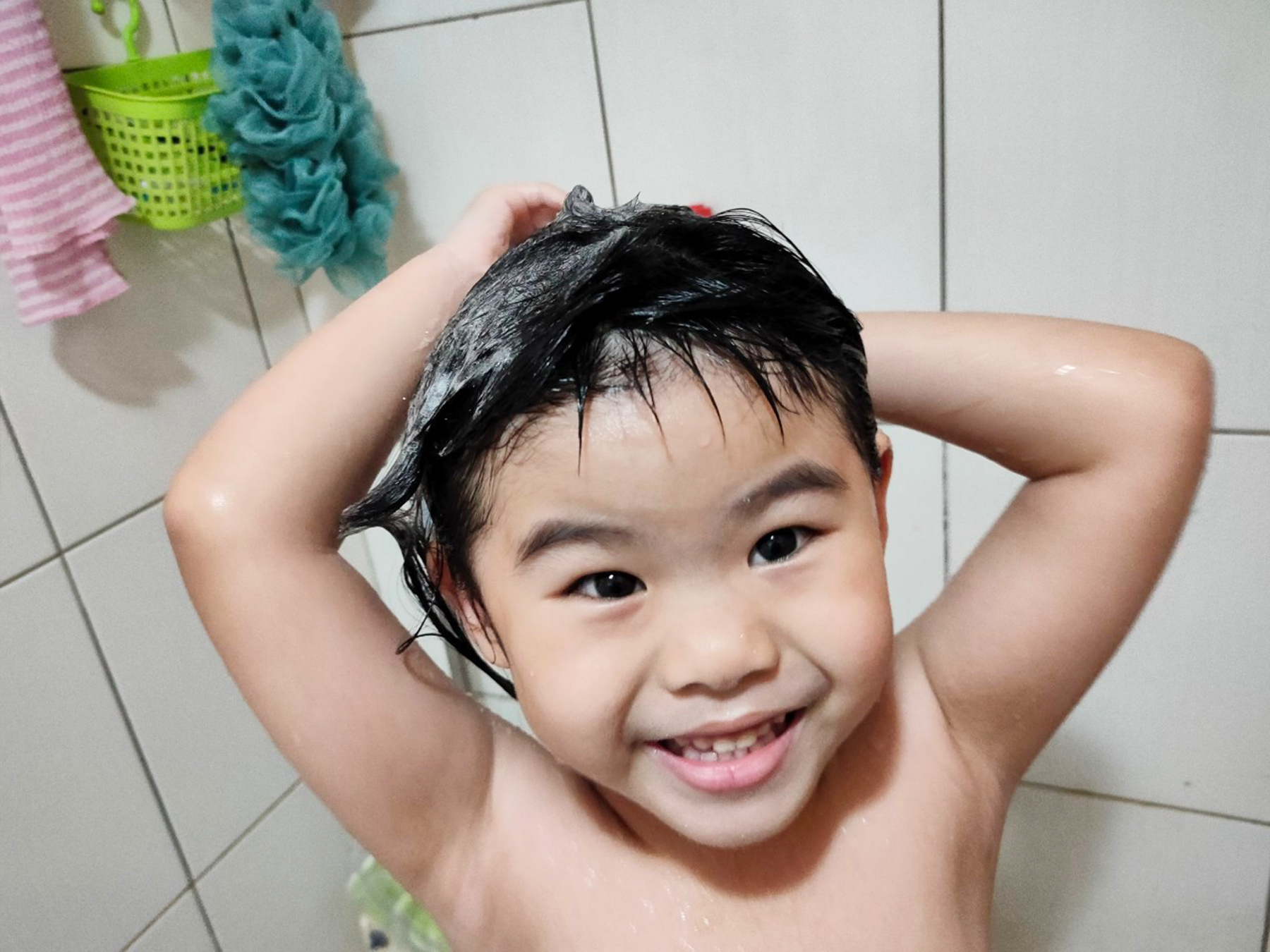 嬌生嬰兒活力亮澤洗髮露-寶貝洗澡的笑容好療癒