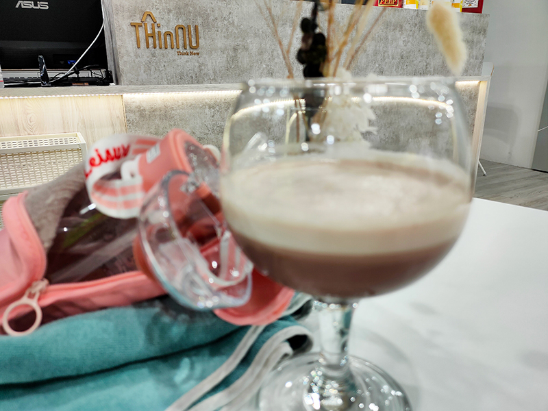 台北健身教練推薦首選ThinNu-運動後來杯優質蛋白飲-這杯是巧克力口味的