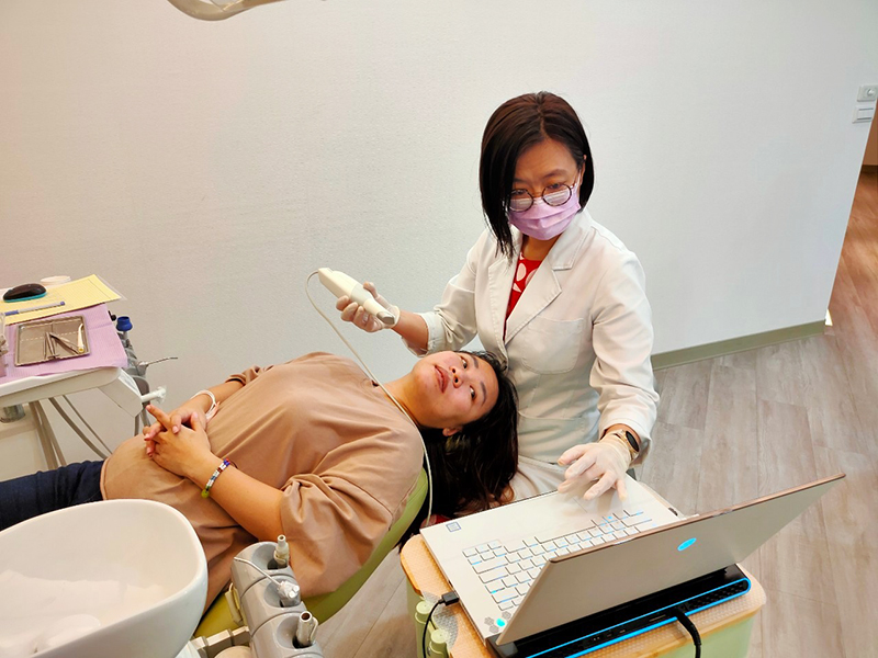 安曼牙醫-趁醫生做調整-西瓜媽也偷看自己的牙齒掃描